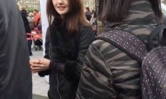 33岁郑爽美国逛街被偶遇，染黄发穿短裤风格变样很时髦，自曝当导演拍复仇剧！