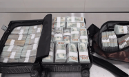 男子携带230万美金入境被查，成捆塞满行李箱、背包，折合人民币超1600万元