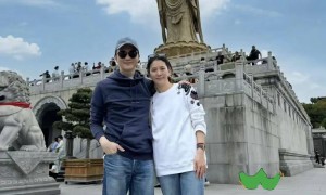 甄子丹和老婆去普陀山，参加浴佛节活动，穿了僧服，看起来好虔诚