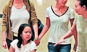72岁林青霞香港逛街，红裙吸睛全店围观，身姿挺拔尽显阔太范