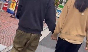 陈冠希日本逛街被偶遇，妻子十指紧扣甜蜜秀恩爱，身高差异引关注