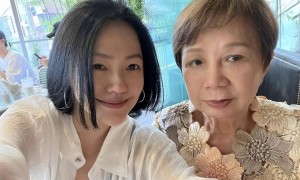 小S婆婆澳门旅游，眼含泪光心情悲痛，眼角淤青疑似受伤！
