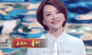 51岁董卿带孩子五一游苏州！素颜出镜气质很好，央视风范不减当年
