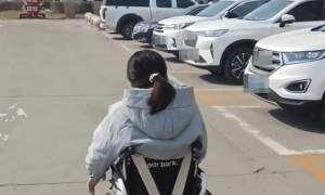 高位截瘫女子反映无障碍车位被频繁占用 管理方：已增设锥形桶，确保专用