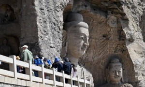 五一首日多地景区开启“人从众”模式：西湖游客调侃“断桥要压断了”，云冈石窟首度开启夜游