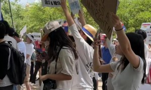 美国得州拟通过法案，禁止中国等国公民买房 当地华人聚州长家门口抗议