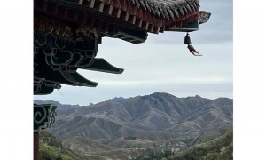 63岁退休教授爬山失足坠崖？学校员工：确有意外